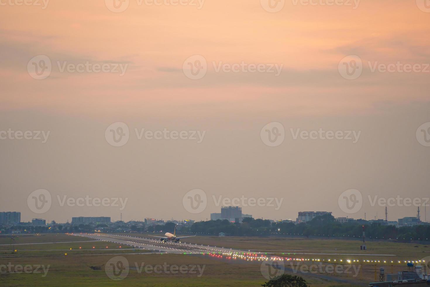 città di ho chi minh, vietnam - 20 febbraio 2022 l'aeroporto internazionale di tan son nhat aeroporto internazionale, l'aeroporto internazionale di saigon ho chi minh city, vietnam meridionale di notte. foto