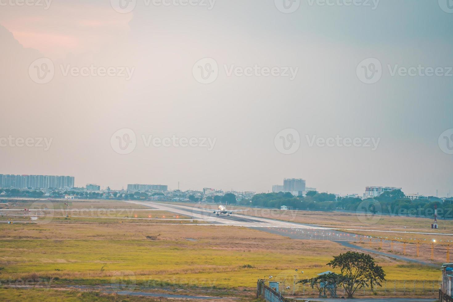 città di ho chi minh, vietnam - 12 febbraio 2022 l'aeroplano sorvola le aree urbane preparando l'atterraggio all'aeroporto internazionale di Tan Son Nhat e decolla all'aeroporto di tsn foto