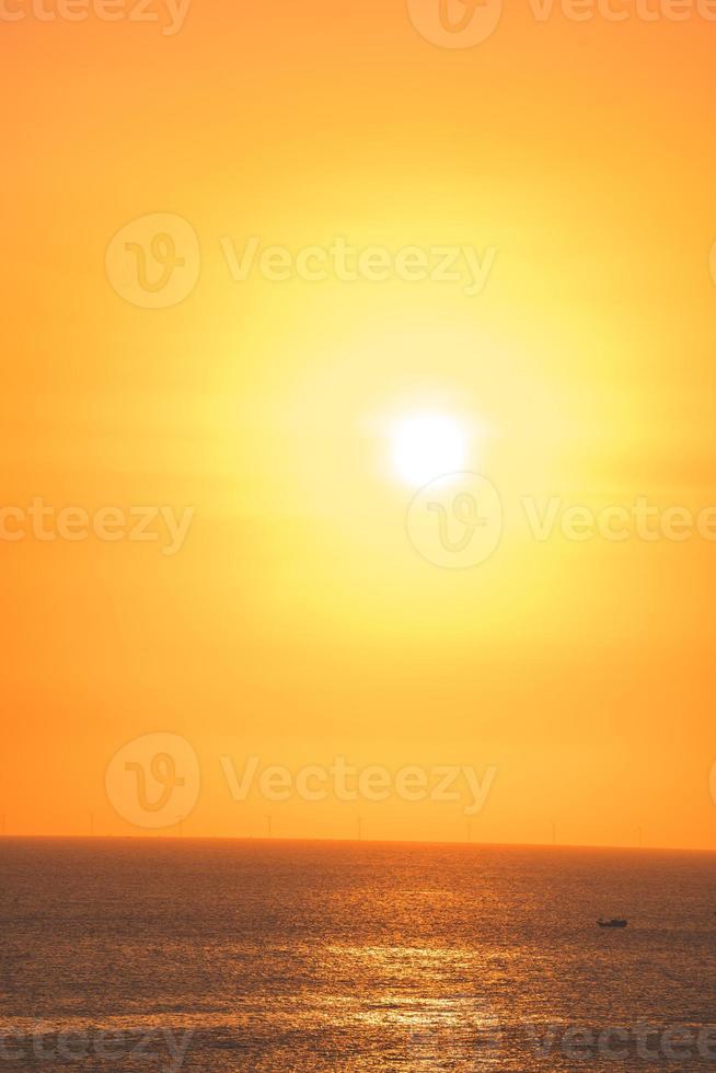 bellissimo paesaggio della spiaggia al tramonto, natura esotica dell'isola tropicale, cielo rosso giallo colorato, nave sagoma, riflesso dorato del sole, vacanze estive. cinematografia di nuvole di cielo. foto