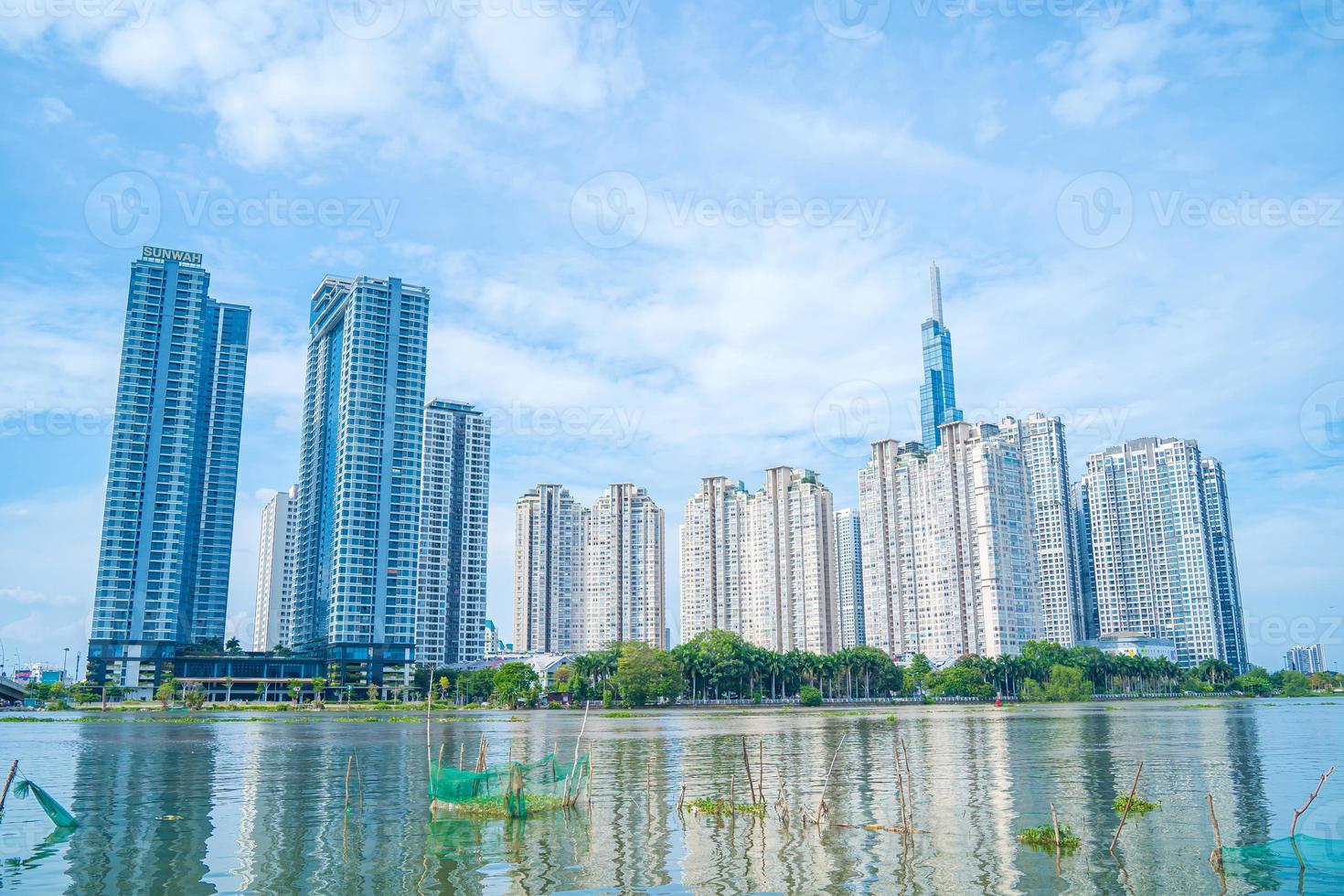 città di ho chi minh, vietnam - 12 febbraio 2022 bella vista del cielo blu al punto di riferimento 81 è un grattacielo super alto nel centro di ho chi minh city, vietnam e ponte saigon con edifici di sviluppo foto