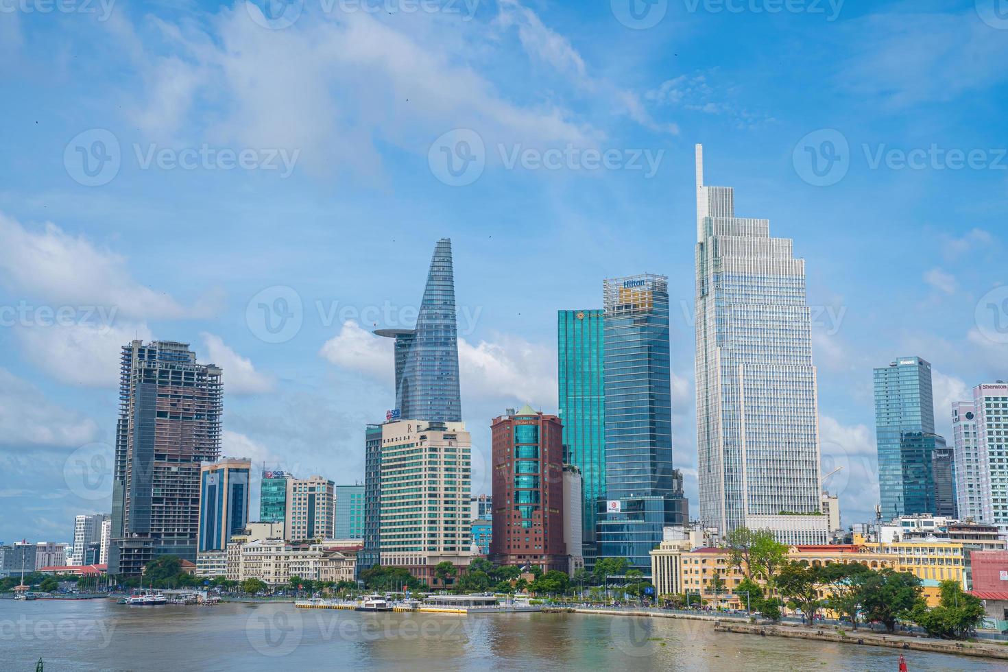 città di ho chi minh, vietnam - 22 maggio 2022 torre finanziaria bitexco, grattacielo visto dal basso verso un cielo. sviluppo urbano con architettura moderna foto