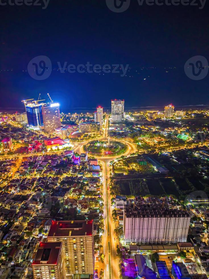 vung tau vista dall'alto, con rotatoria, casa, monumento ai caduti del vietnam in vietnam. fotografia a lunga esposizione di notte. foto