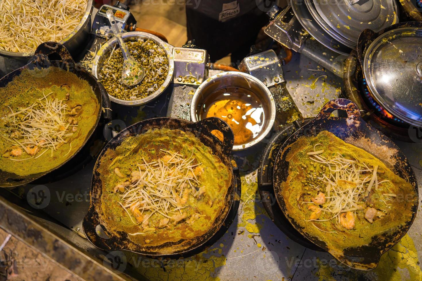 vietnamita banh xeo crepes ripiene di maiale o pollo anche, gamberetti, cipolle e germogli di soia e salsa piccante posta vicino al piatto sul tavolo foto
