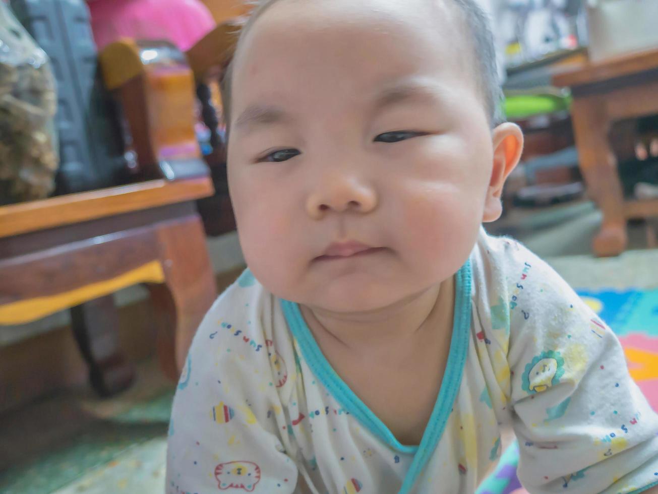 cutie bel bambino asiatico fa una faccia noiosa foto