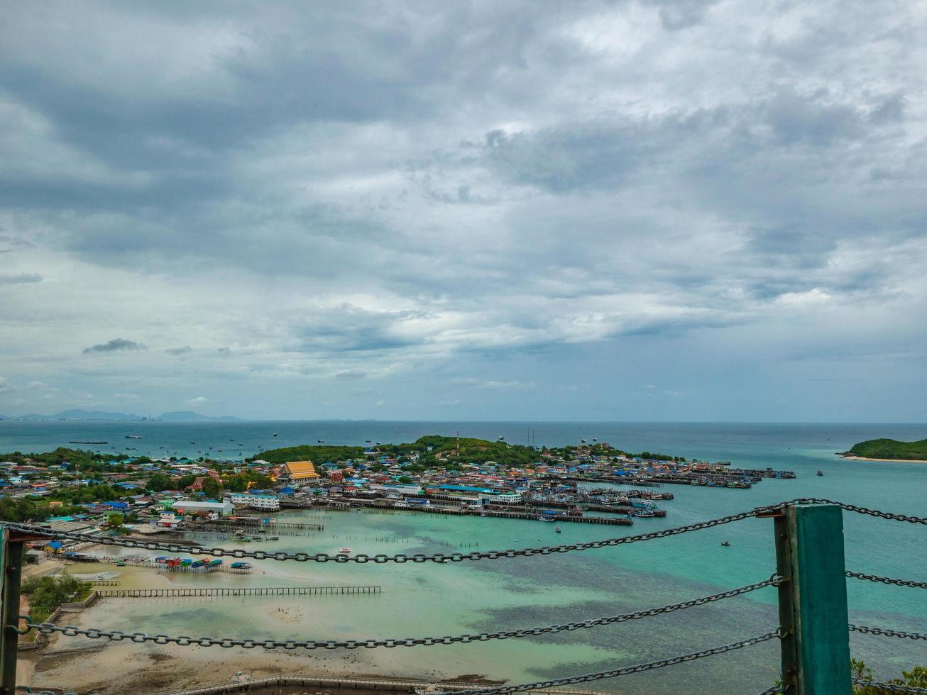 oceano tropicale idilliaco con un bel cielo di nuvole di pioggia e una vista infinita dell'orizzonte dal punto di vista sul molo di khao ma jor chonburi thailandia in tempo di vacanza, concetto di vacanza foto