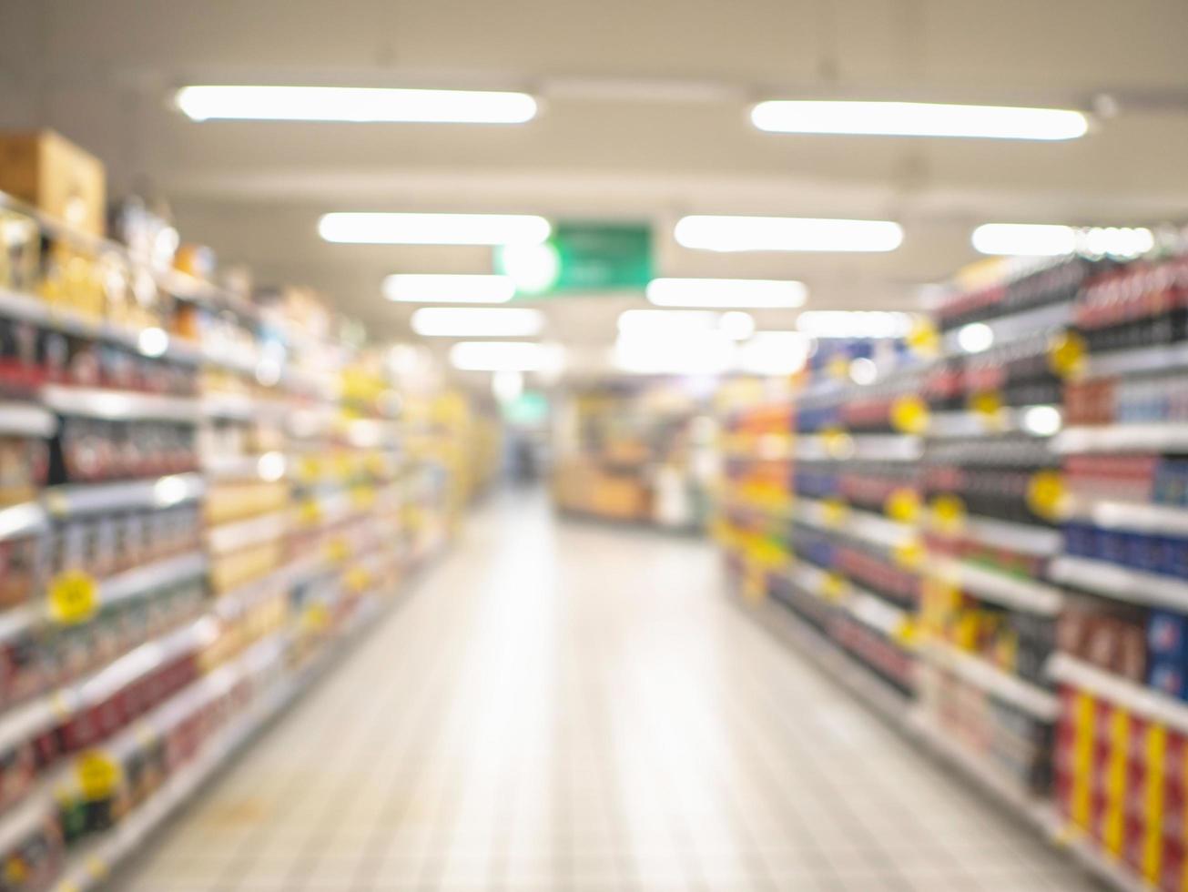 foto sfocata astratta del supermercato senza persone con prodotti posizionati sugli scaffali