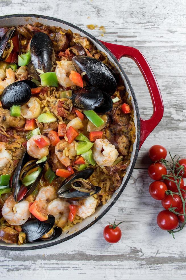 paella mediterranea in piatto di ghisa vista dall'alto foto