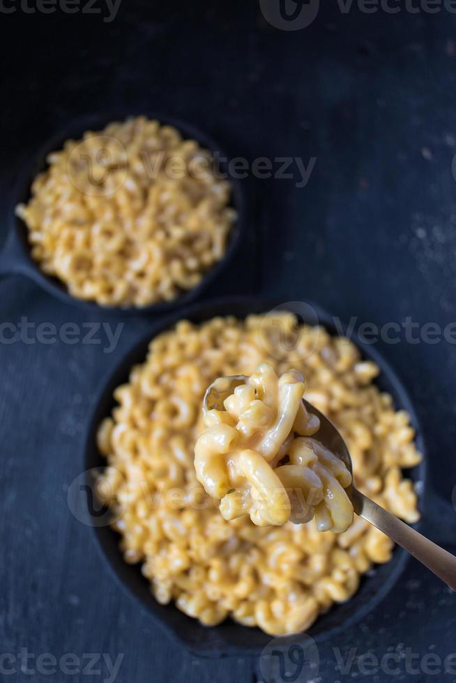 maccheroni al forno gourmet e tagliatelle al formaggio in piatto rustico in ghisa piatto foto