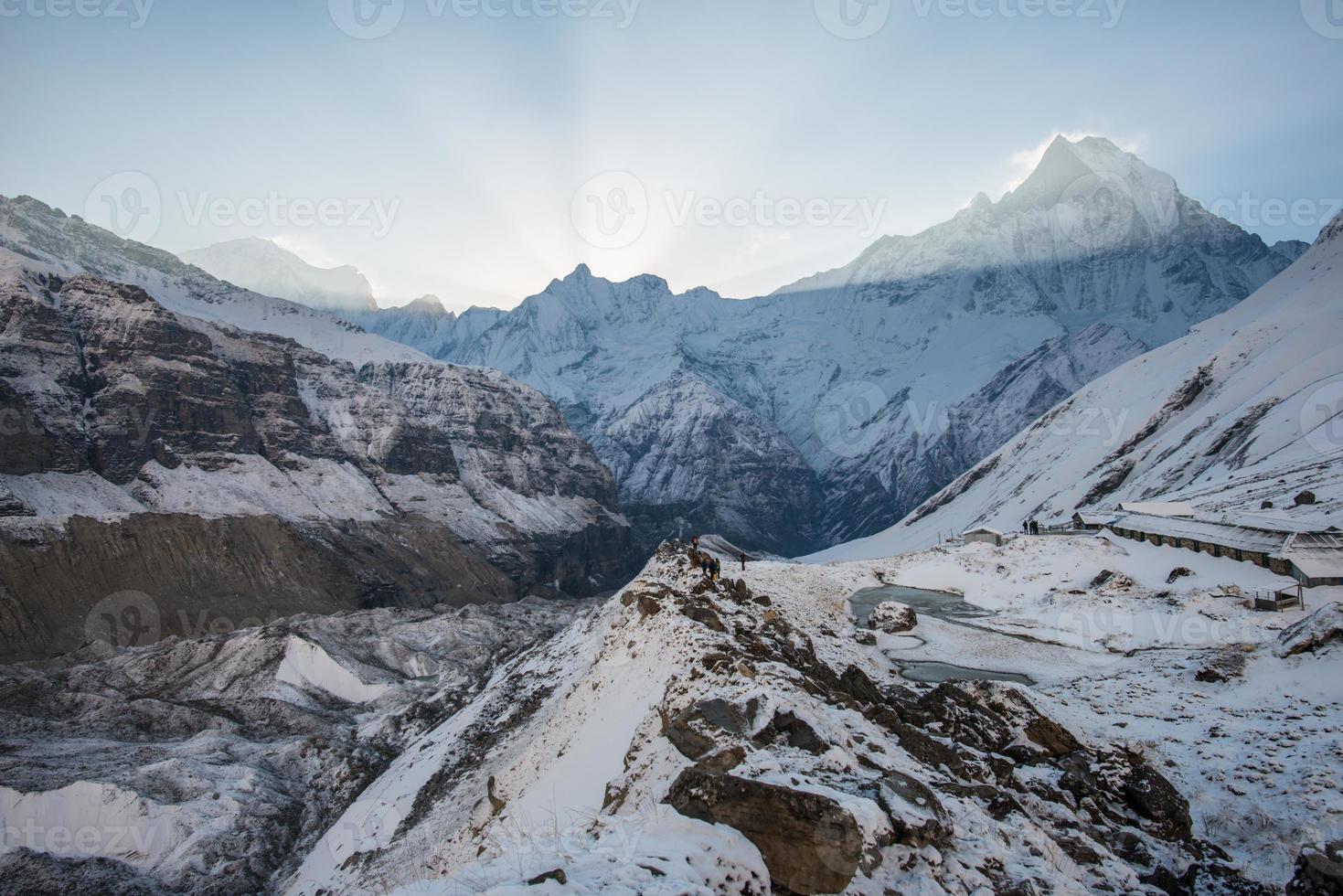 alba sulla montagna machapuchare vista dal campo base di annapurna in nepal. Il trekking del santuario di annapurna è la destinazione più popolare della regione di annapurna. foto