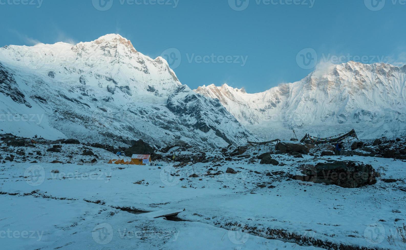 Vista della catena montuosa di annapurna dal campo base di annapurna dell'area di conservazione di annapurna del nepal all'alba. foto