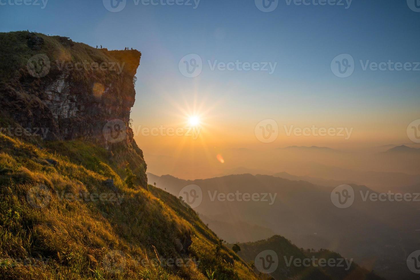 parco forestale di phu chi fa un paesaggio naturale iconico a chiang rai, la provincia più settentrionale della tailandia all'alba. foto