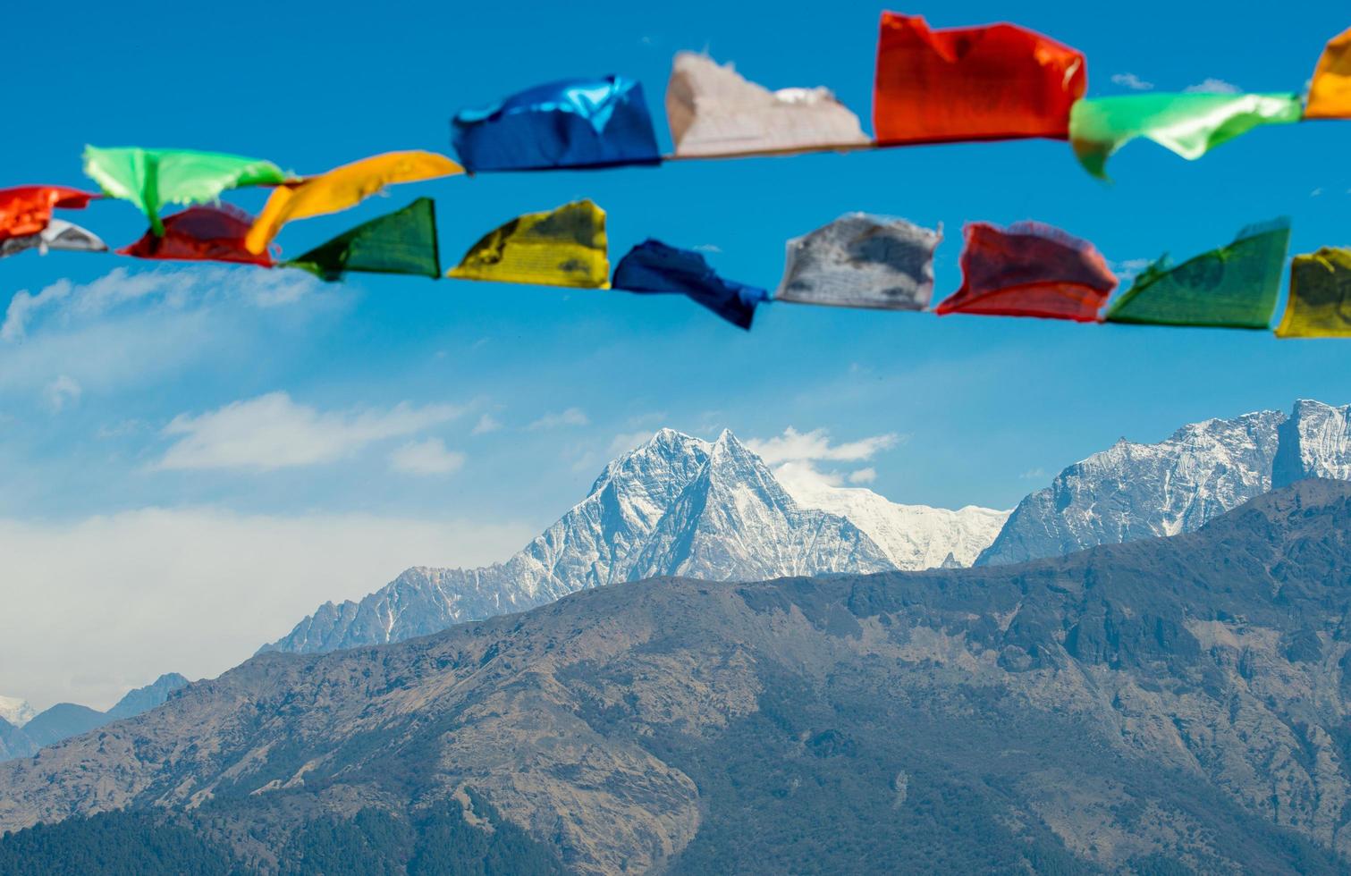 vista panoramica della catena montuosa dell'himalaya in nepal con la bandiera sacra. foto