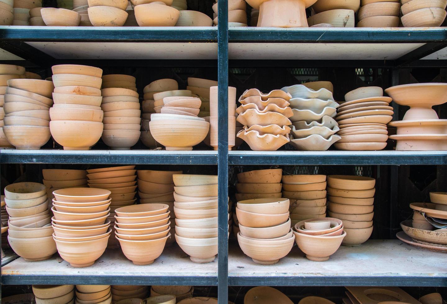 il gruppo di ceramiche da vendere nel mercato locale della thailandia. foto