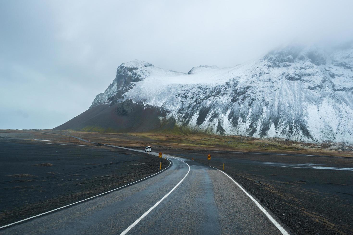 il bellissimo paesaggio lungo il viaggio in Islanda. l'Islanda è un paese di forti contrasti. un luogo dove convivono fuoco e ghiaccio. foto