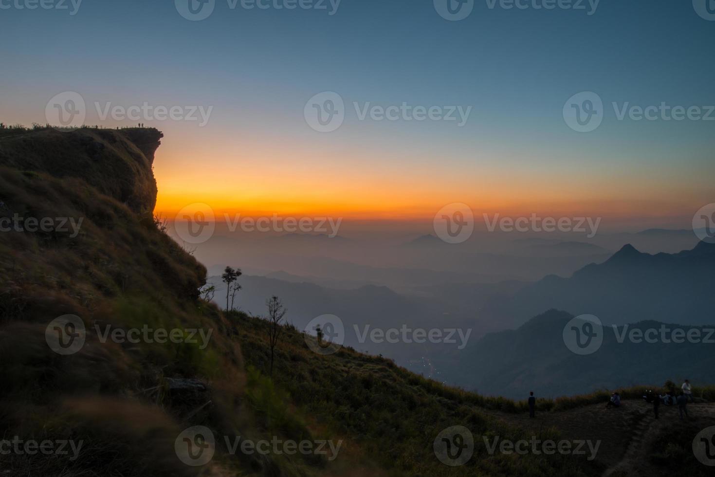 parco forestale di phu chi fa un paesaggio naturale iconico a chiang rai, la provincia più settentrionale della tailandia all'alba. foto