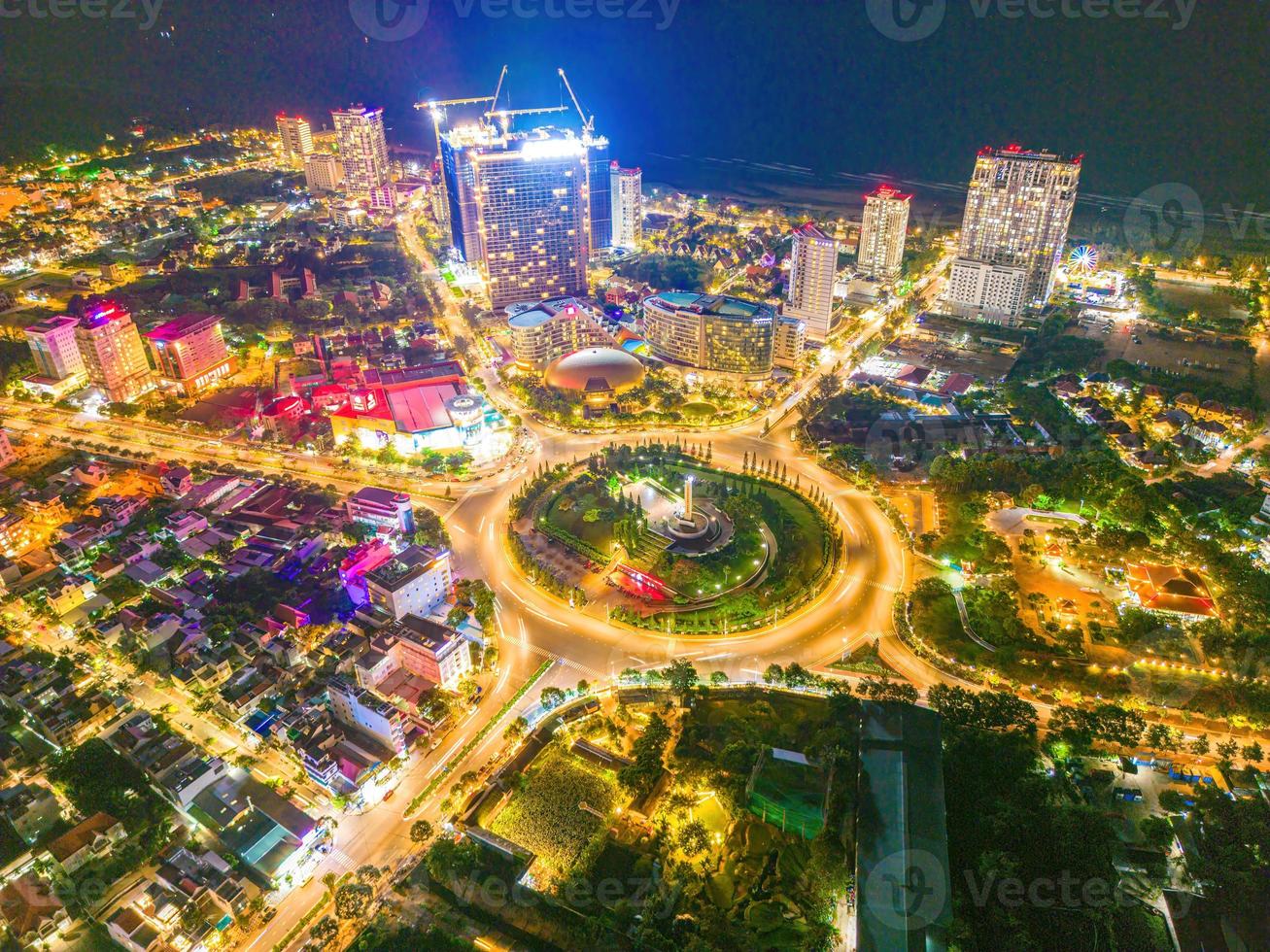 vung tau vista dall'alto, con rotatoria, casa, monumento ai caduti del vietnam in vietnam. fotografia a lunga esposizione di notte. foto