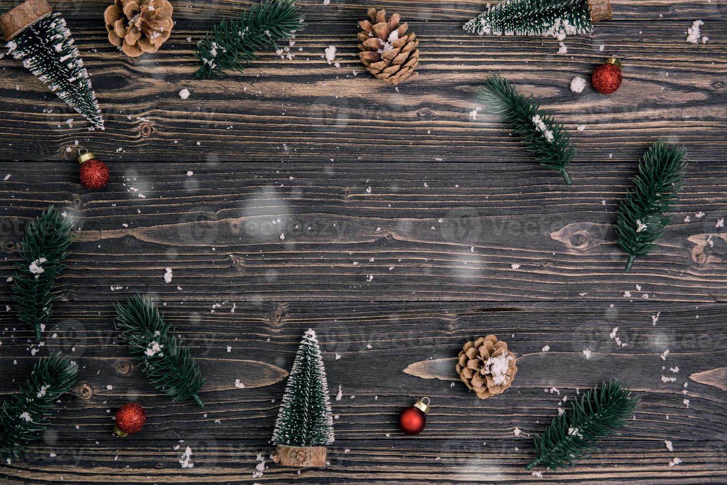 decorazione della composizione per le vacanze di natale su sfondo di legno, capodanno e natale o anniversario con regali su tavola di legno in stagione, vista dall'alto o distesa. foto