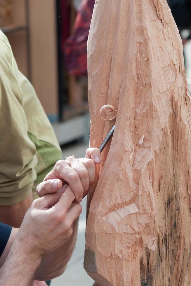 mani con uno scalpello che lavorano un pezzo di legno. Portogallo foto