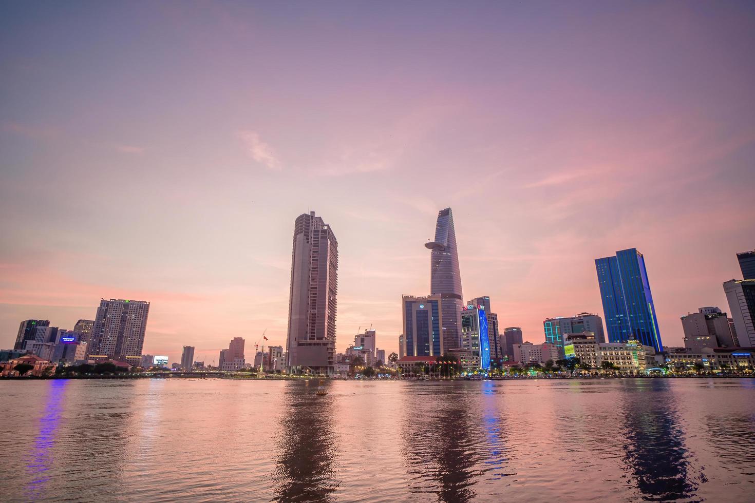 ho chi minh, vietnam - 19 febbraio 2022 vista dell'edificio della torre finanziaria di bitexco, edifici, strade, ponte thu thiem e fiume saigon nella città di ho chi minh al tramonto. immagine panoramica di alta qualità. foto