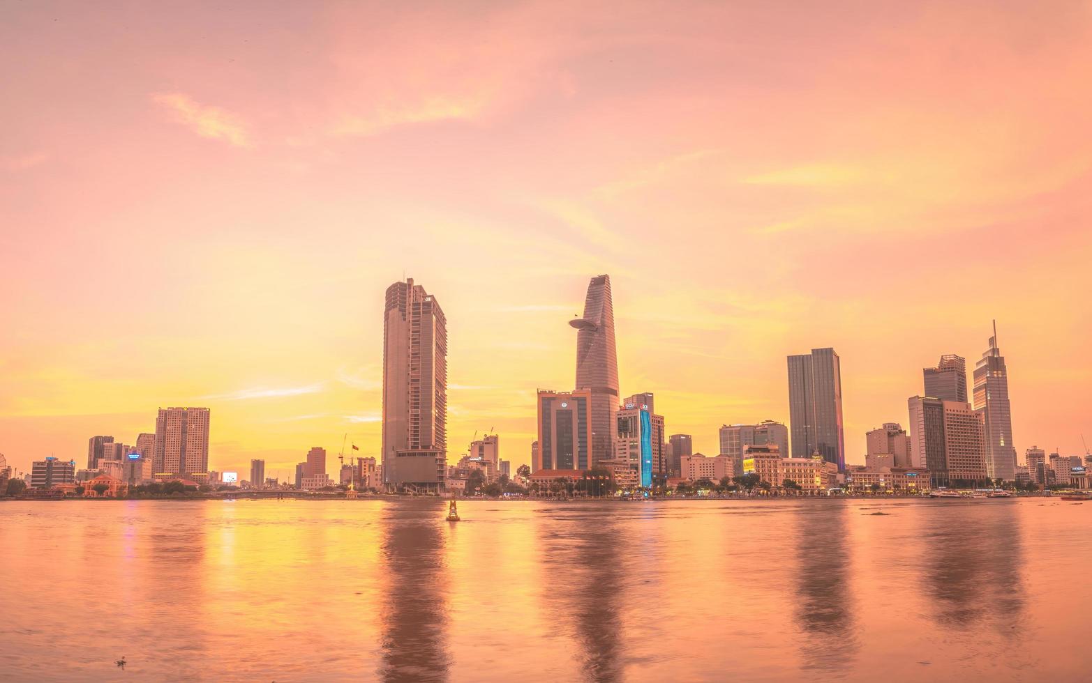 ho chi minh, vietnam - 19 febbraio 2022 vista dell'edificio della torre finanziaria di bitexco, edifici, strade, ponte thu thiem e fiume saigon nella città di ho chi minh al tramonto. immagine panoramica di alta qualità. foto