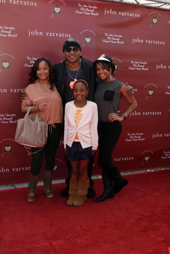 los angeles, 13 marzo - ll cool j in arrivo al john varvatos 8° beneficio annuale della casa stuart al negozio john varvaots il 13 marzo 2011 a los angeles, ca foto