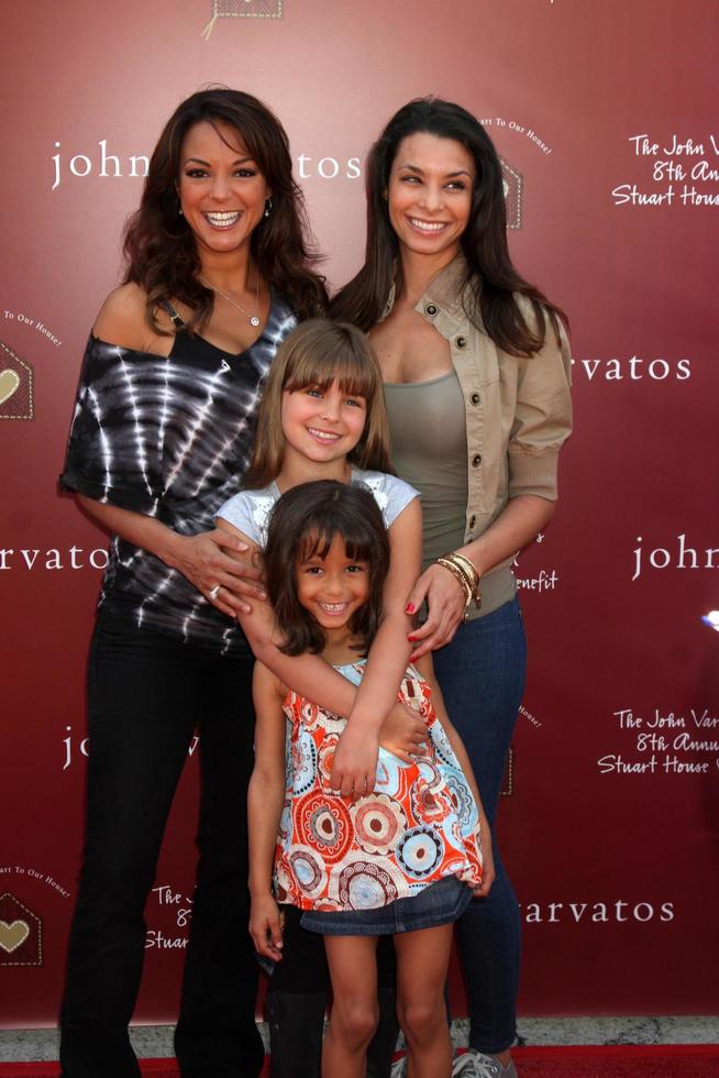 los angeles, 13 marzo - eva larue, figlia kayla, sorella lara la rue e nipote che arrivano al john varvatos 8° beneficio annuale della casa stuart al negozio john varvaots il 13 marzo 2011 a los angeles, ca foto