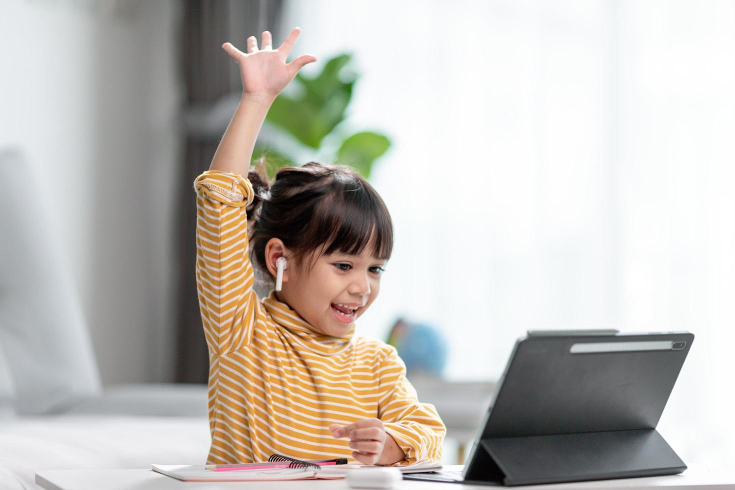 studentesse asiatiche nelle classi di apprendimento online studiano online con il tablet a casa. foto