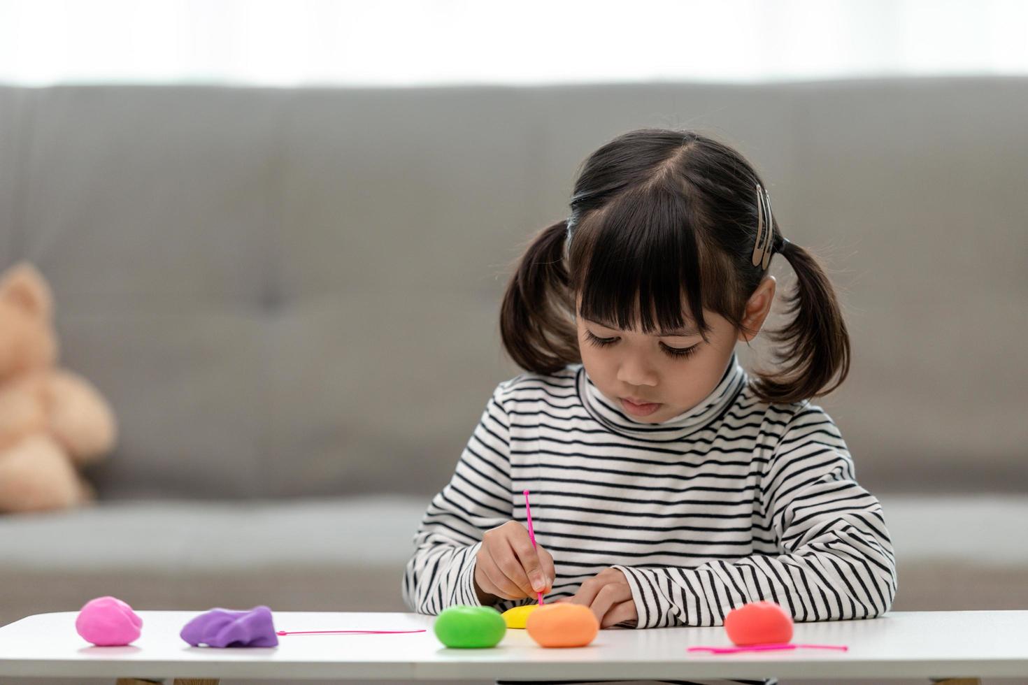 i bambini asiatici giocano con le forme di modellatura dell'argilla, imparando attraverso il gioco foto