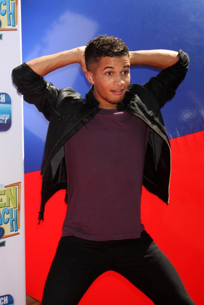 los angeles, 22 giugno - jordan fisher at the teen beach 2 premiere ai walt disney studios il 22 giugno 2015 a burbank, ca foto