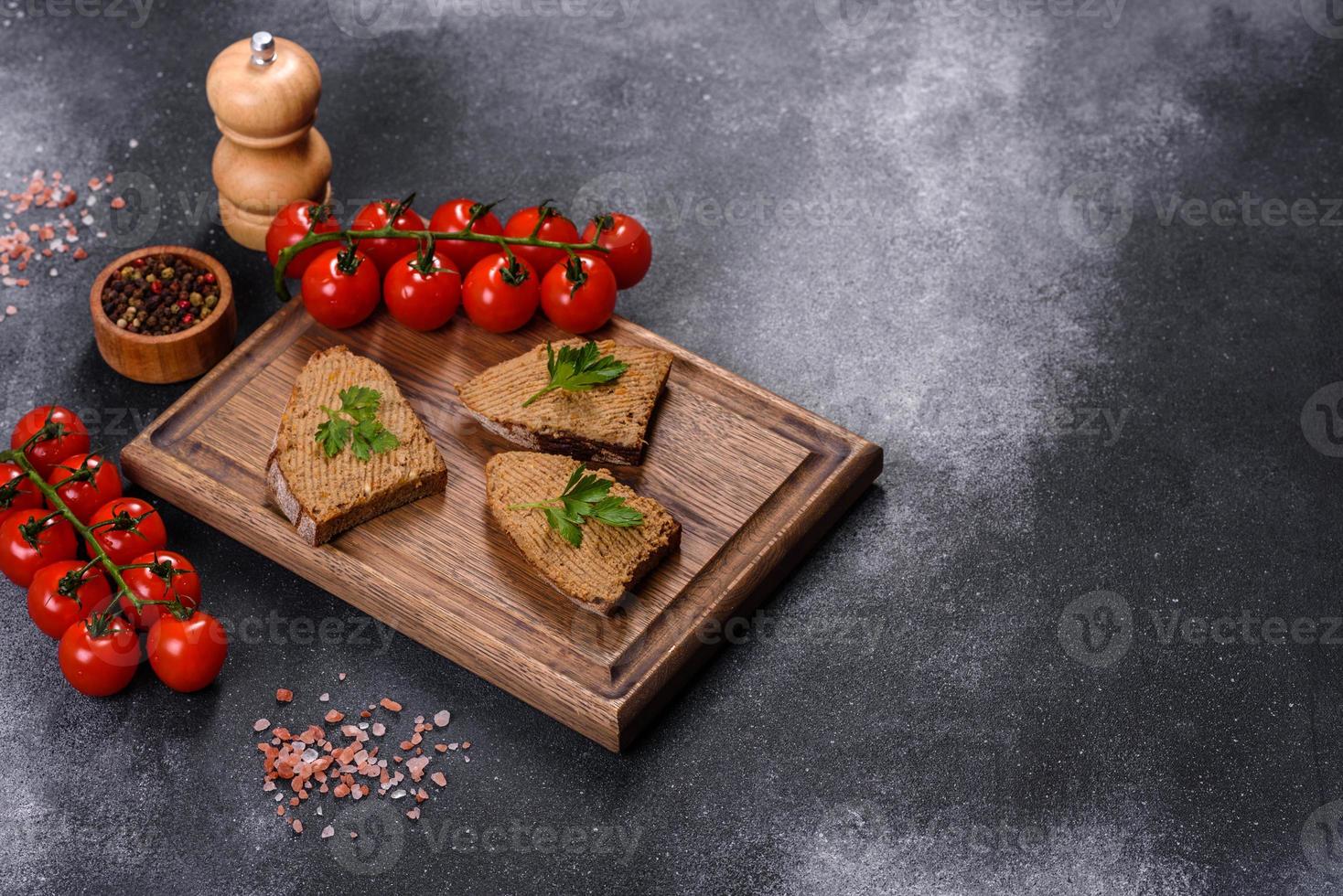 antipasto, baguette con pasta di fegato ed erbe aromatiche, primo piano. colazione fatta in casa foto