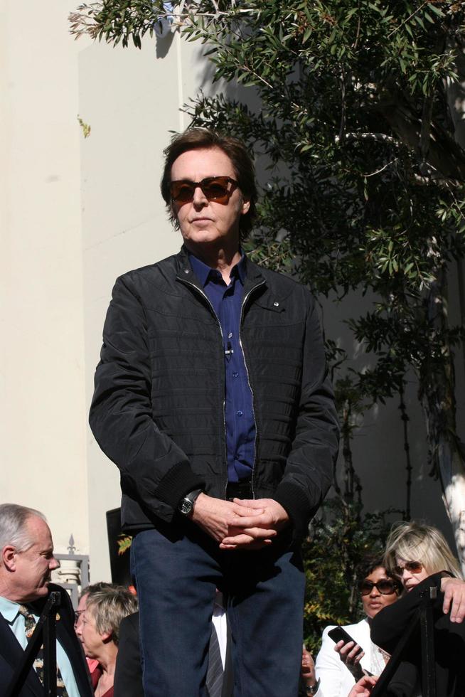 Los angeles, 9 febbraio - paul mccartney alla cerimonia di hollywood walk of fame per paul mccartney al capital record building il 9 febbraio 2012 a los angeles, ca foto