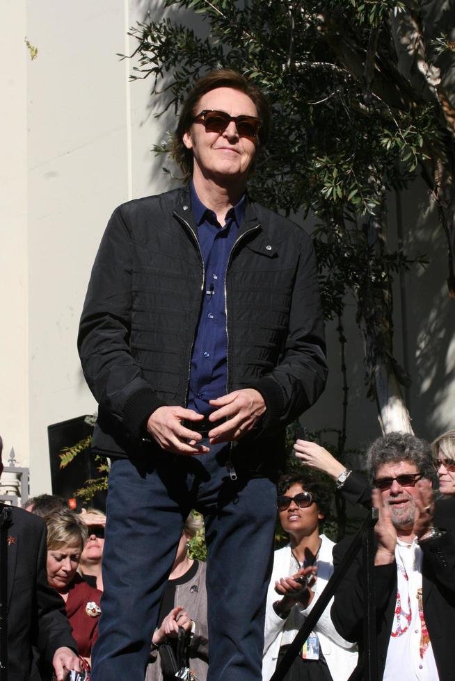 Los angeles, 9 febbraio - paul mccartney alla cerimonia di hollywood walk of fame per paul mccartney al capital record building il 9 febbraio 2012 a los angeles, ca foto