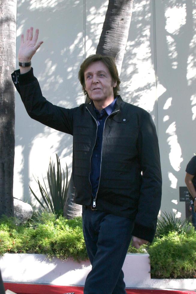 Los angeles, 9 febbraio - paul mccartney alla cerimonia di hollywood walk of fame per paul mccartney al capital record building il 9 febbraio 2012 a los angeles, ca foto