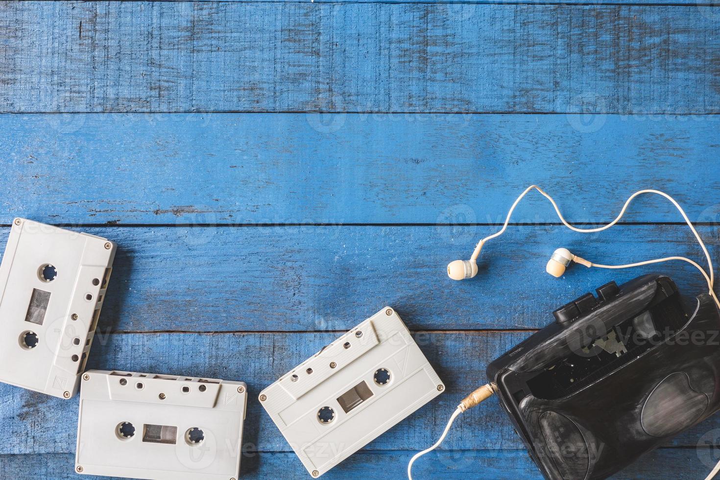 vista dall'alto del lettore di cassette con nastro audio su sfondo blu tavolo in legno, spazio libero per testo foto