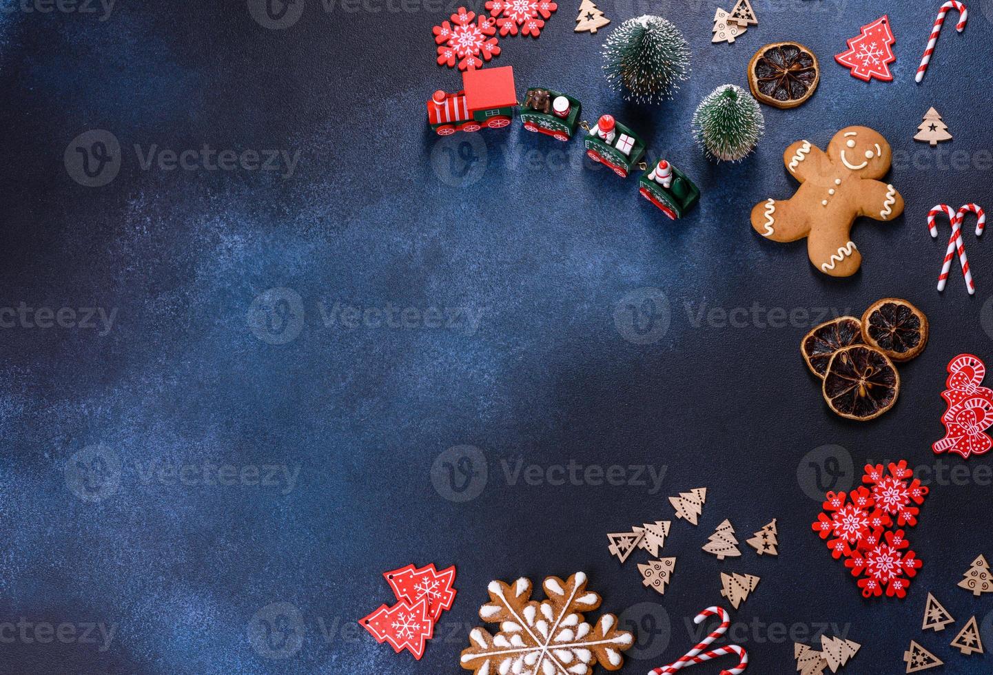 biscotti di pan di zenzero fatti in casa di natale su un tavolo di cemento scuro foto