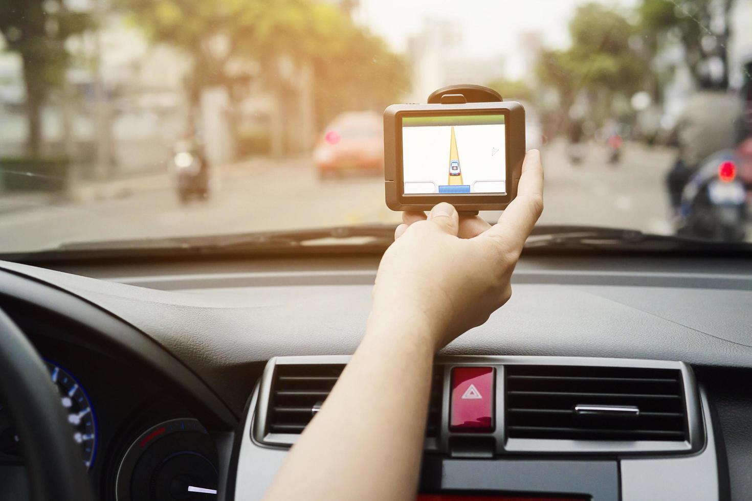 uomo che guida l'auto utilizzando il navigatore foto