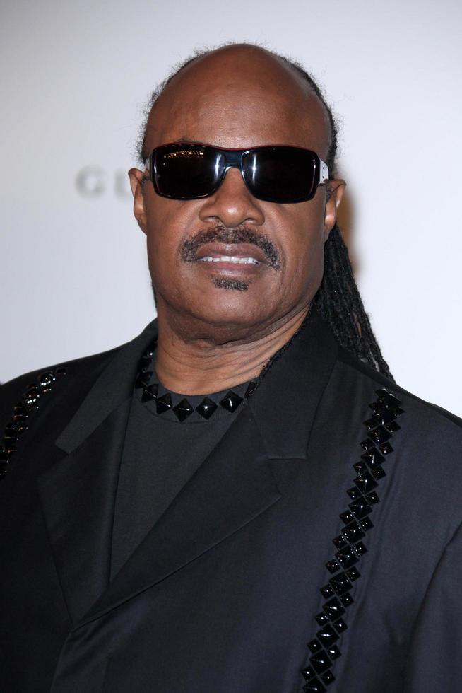 los angeles, 5 nov - stevie wonder arriva al gala del film d'arte lacma al museo d'arte della contea il 5 novembre 2011 a los angeles, ca foto