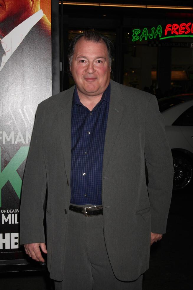 Los angeles, 25 gennaio - Kevin Dunn arriva alla prima fortuna di los angeles della serie hbo al teatro cinese di Grauman il 25 gennaio 2012 a los angeles, ca foto