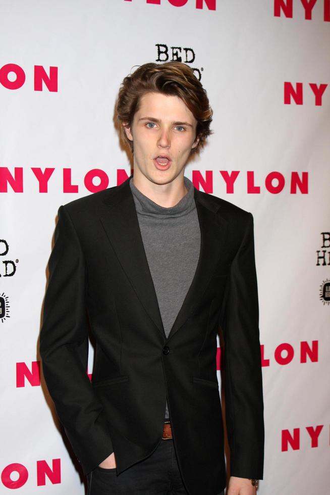 los angeles, 10 aprile - eugene simon arriva alla celebrazione del tredicesimo anniversario della rivista di nylon a smashbox il 10 aprile 2012 a los angeles, ca foto