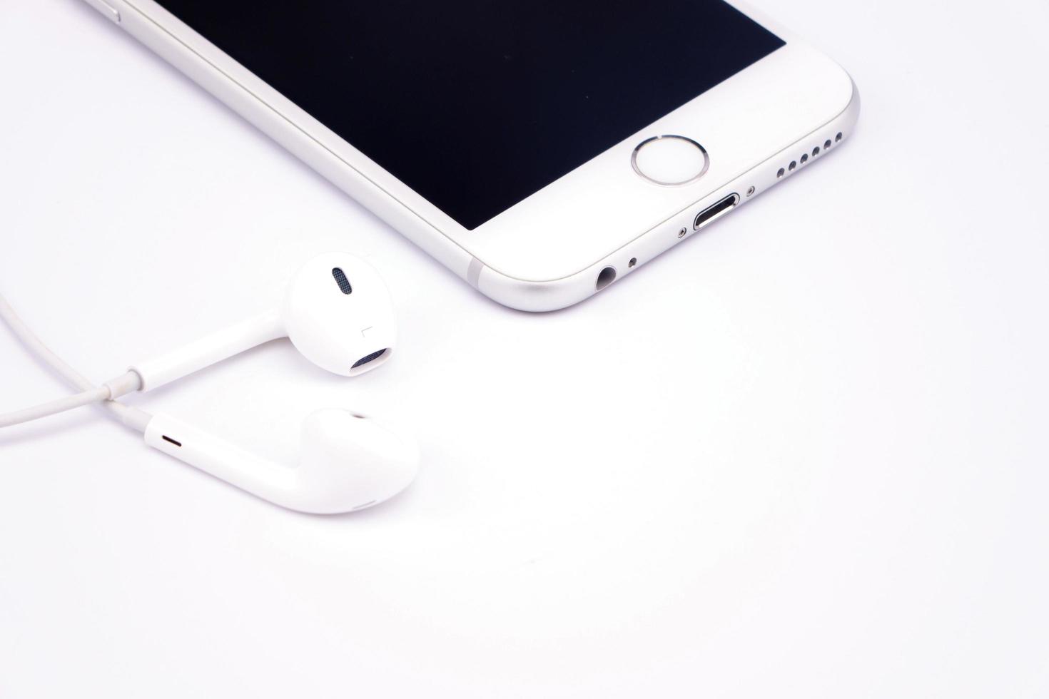 smart phone e cuffie sul tavolo bianco foto