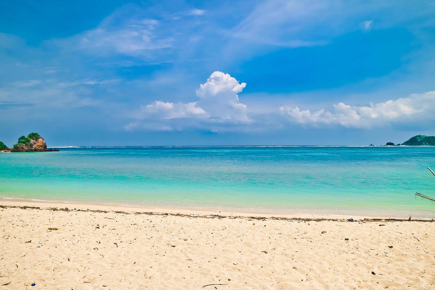 la bellezza della spiaggia di mandalika sull'isola di lombok, in indonesia foto