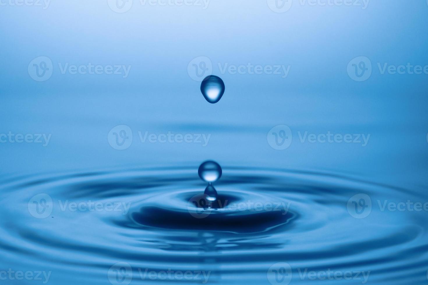 gocce d'acqua e schizzi. concetto di sfondo astratto di forma d'acqua. foto