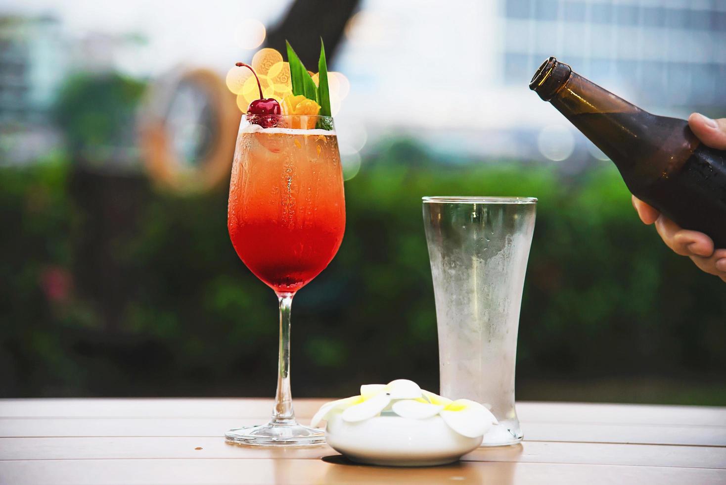 celebrazione della gente nel ristorante con birra e mai tai o mai thai - persone con uno stile di vita felice con un drink felice nel concetto di giardino foto