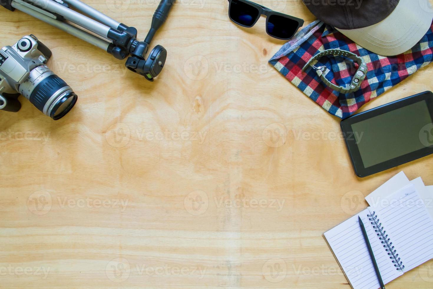 vista dall'alto di abbigliamento e diversi accessori personali sullo sfondo del tavolo in legno. foto