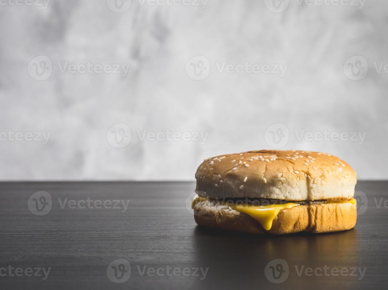 hamburger sul tavolo su uno sfondo grunge. foto