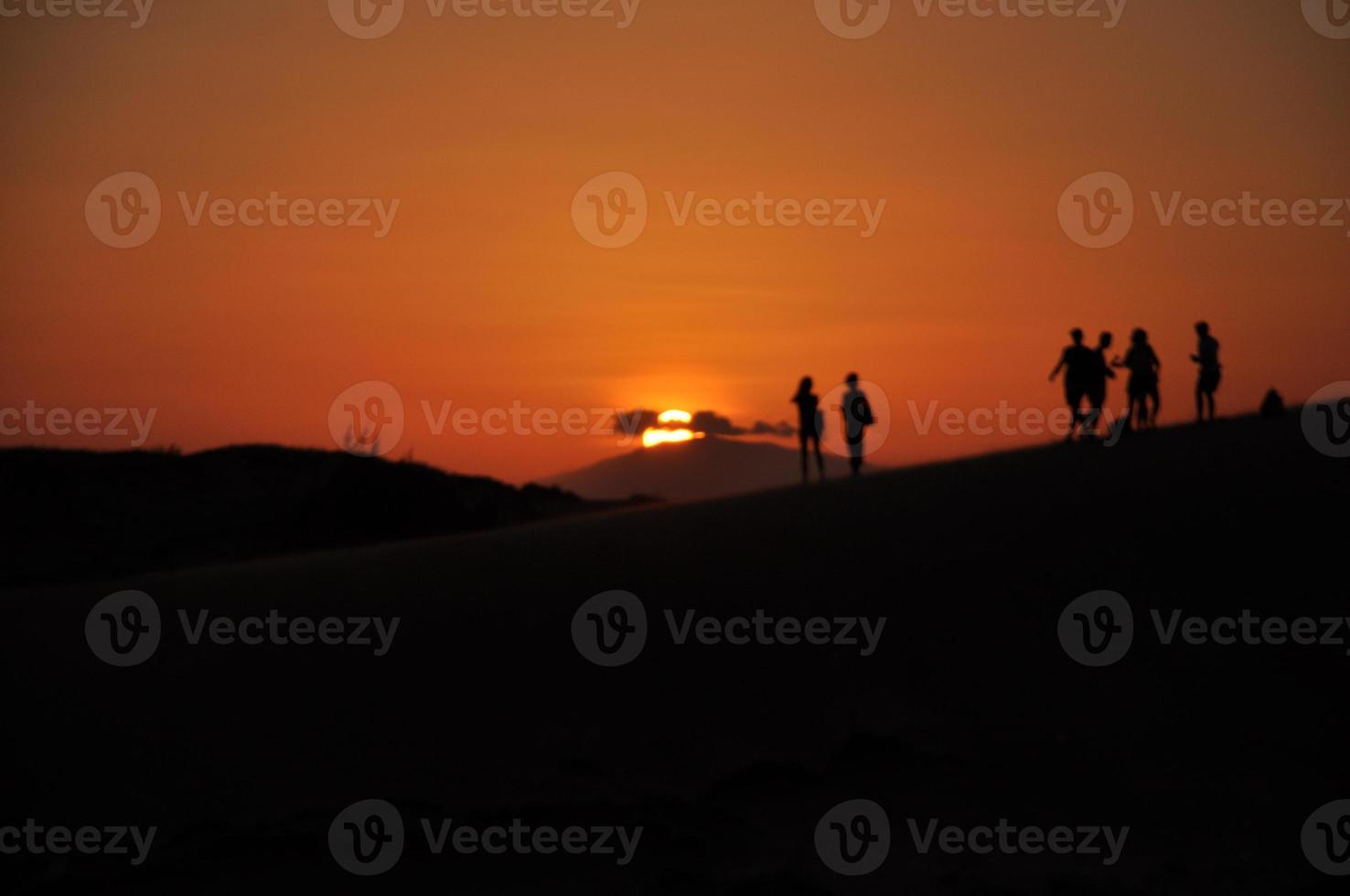 sagoma del tramonto in dune di sabbia rossa, mui ne, vietnam foto