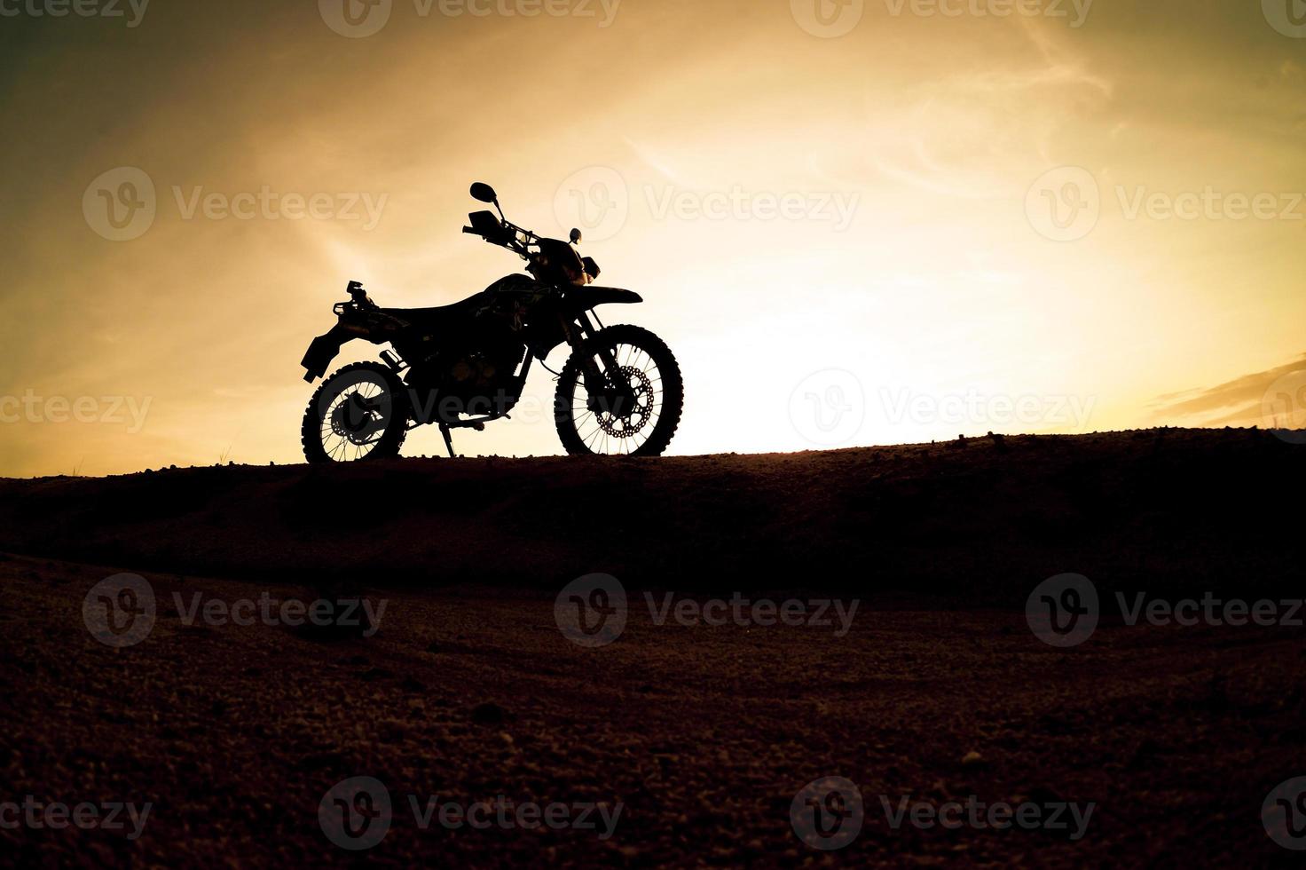 parco della siluetta di motocross del motociclo turistico sulla montagna la sera. concetto di viaggio avventuroso foto