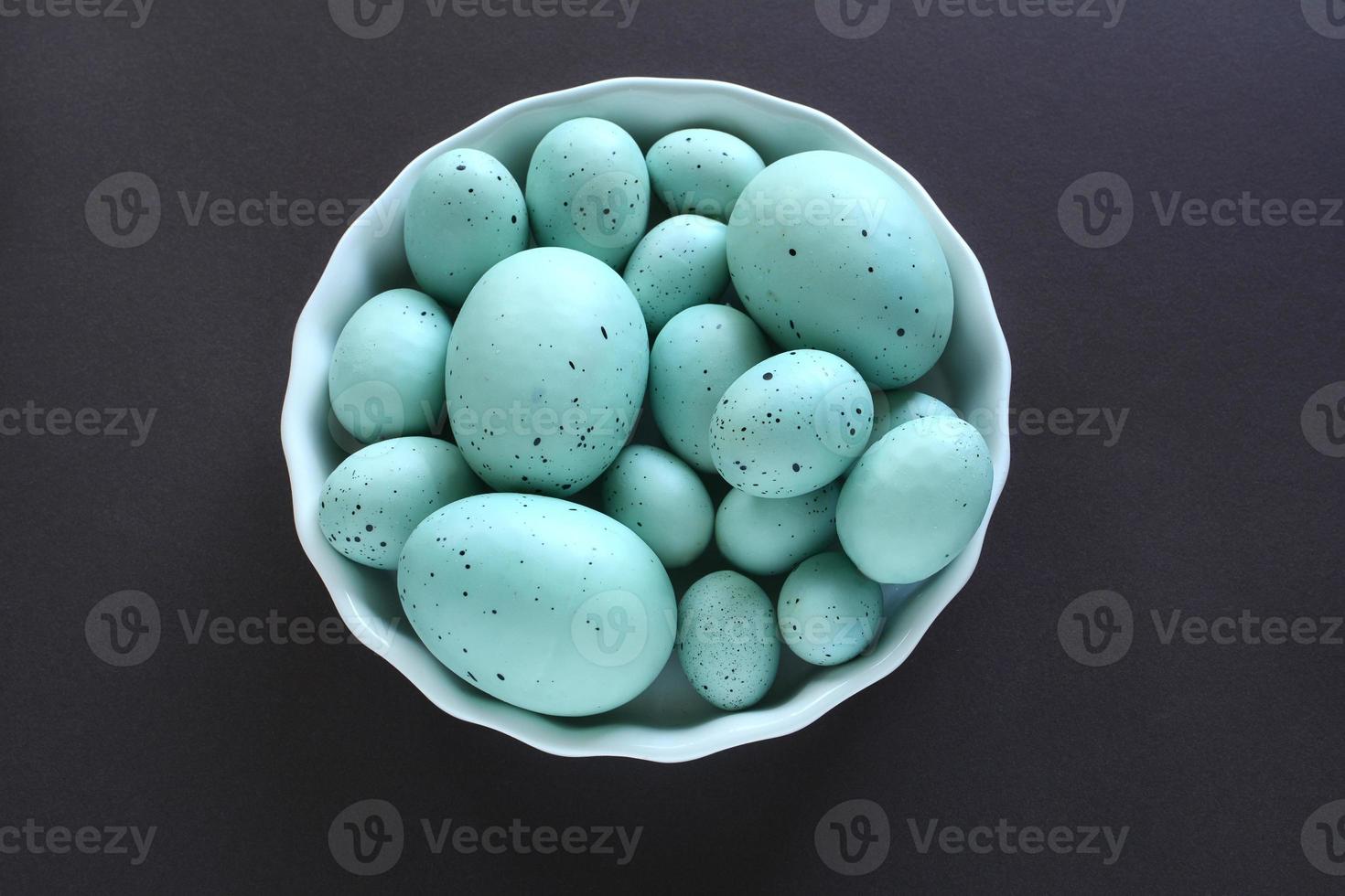 uova di Pasqua in piatto bianco foto