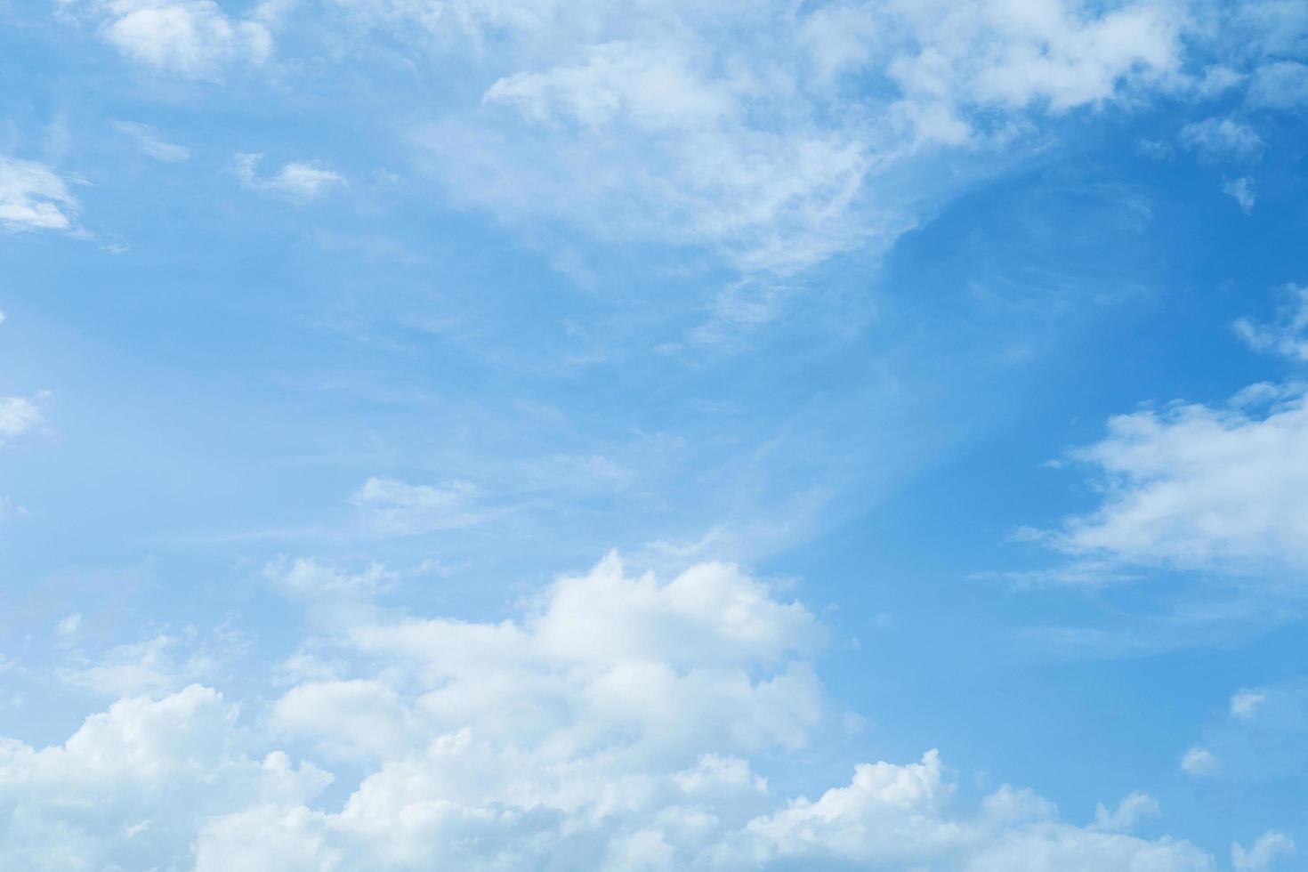 bel cielo azzurro con nuvole bianche durante il giorno foto