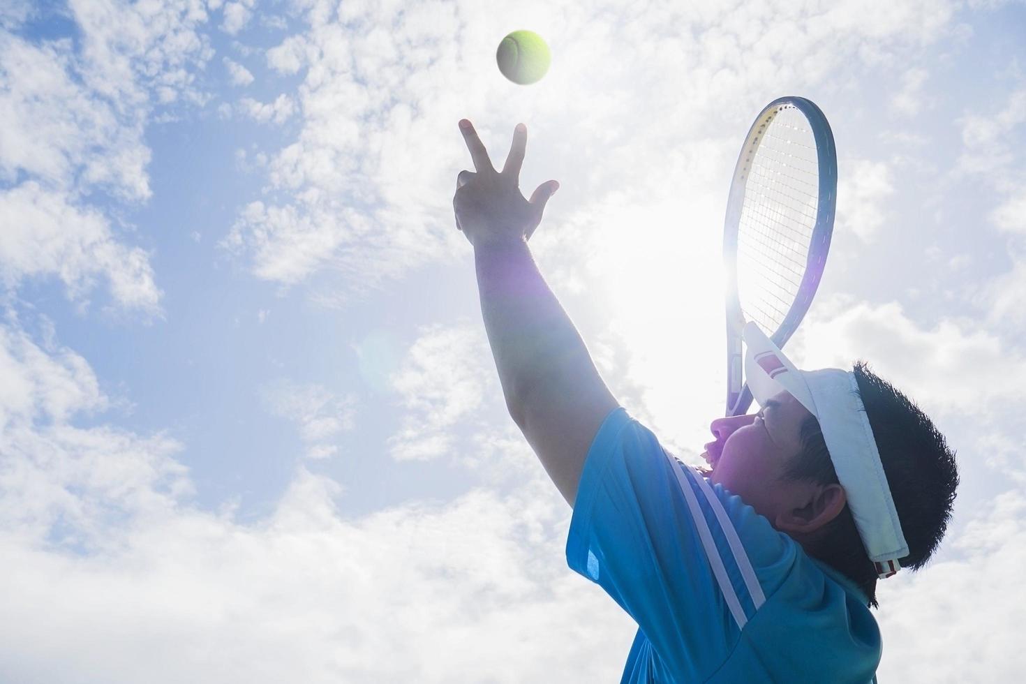 giocatore di tennis sta servendo durante una partita foto